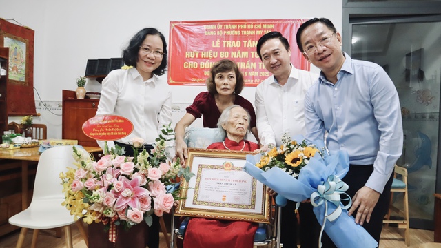 - Ảnh 1. tra tặng Huy hiệu 80 năm tuổi Đảng - Ảnh 1.
