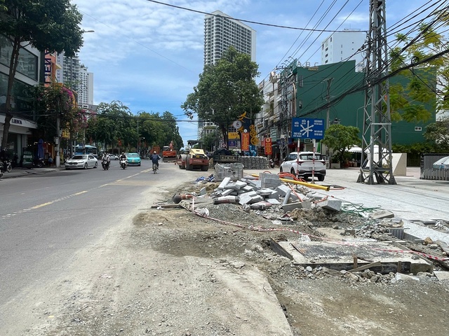 Đường Lê Thánh Tôn Nha Trang chậm tiến độ ảnh hưởng đến dân sinh và giao thông - Ảnh 1.