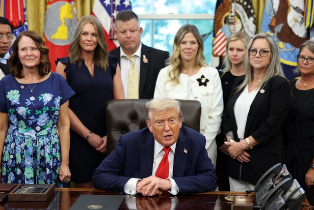 Ông Trump dọa áp thuế 200% đối với Trung Quốc - Ảnh 1.