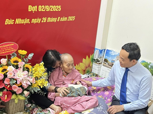 Bí thư Trần Lưu Quang trao Huy hiệu 80 năm tuổi Đảng cho đảng viên 100 tuổi - Ảnh 2.
