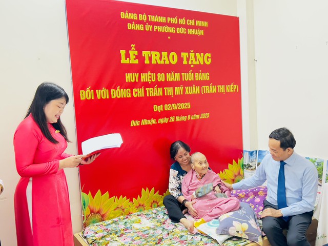 Bí thư Trần Lưu Quang trao Huy hiệu 80 năm tuổi Đảng cho đảng viên 100 tuổi - Ảnh 1.