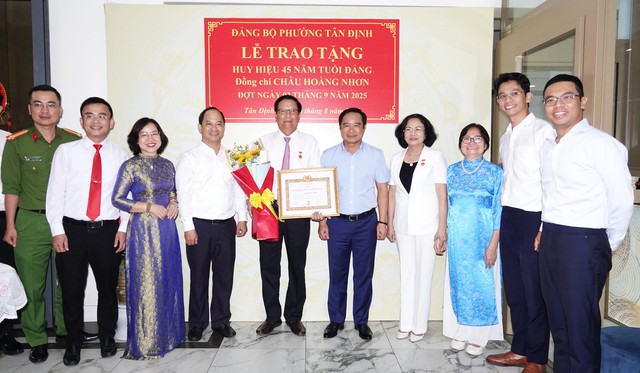 Chủ tịch Nguyễn Văn Được trao Huy hiệu Đảng cho Phu quân nguyên Phó chủ tịch nước - Ảnh 1.