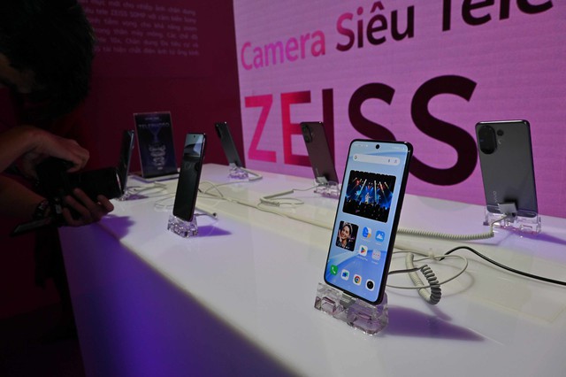 vivo V60 t&iacute;ch hợp camera si&ecirc;u tele ZEISS 50 MP ra mắt thị trường Việt Nam - Ảnh 1.