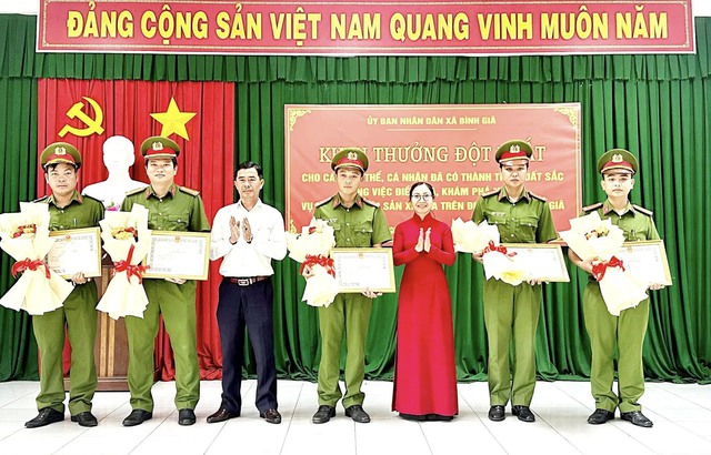 TP.HCM: Bắt nóng 2 nghi can đột nhập cửa hàng Điện máy Xanh trộm 20 điện thoại   - Ảnh 1.