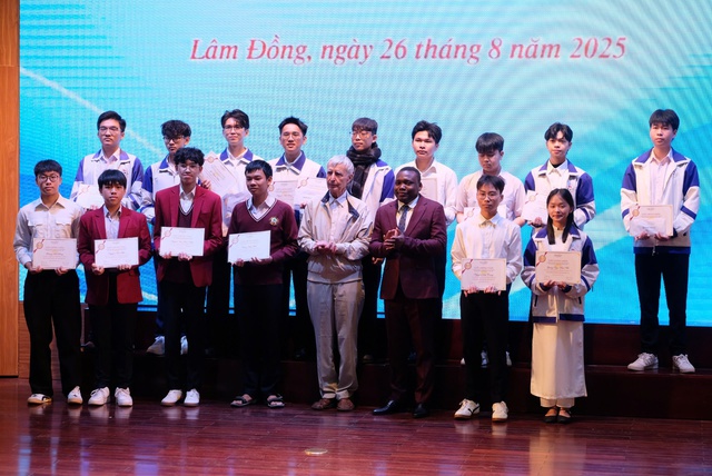 Trao 155 suất học bổng Vallet cho học sinh, sinh viên xuất sắc vượt khó - Ảnh 1.