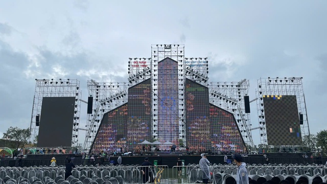 Khán giả đội mưa vẫn háo hức chờ concert ' Việt Nam trong tôi ' không hoãn - Ảnh 6.