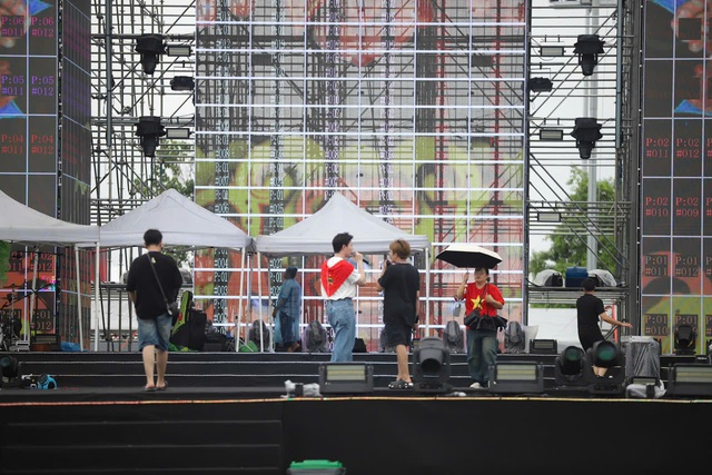 Khán giả đội mưa vẫn háo hức chờ concert ' Việt Nam trong tôi ' không hoãn - Ảnh 9.