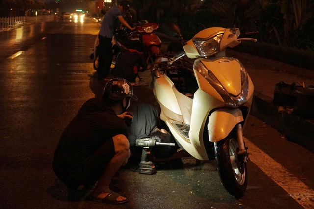 Hà Nội: Đường Võ Chí Công mênh mông nước sau 2 ngày, xe chết máy hàng loạt- Ảnh 11. Hà Nội: Đường Võ Chí Công mênh mông nước sau 2 ngày, xe chết máy hàng loạt- Ảnh 11.