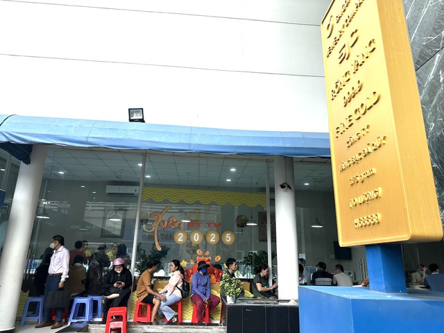 Người dân kéo nhau mua vàng khi giá cao kỷ lục - Ảnh 4.