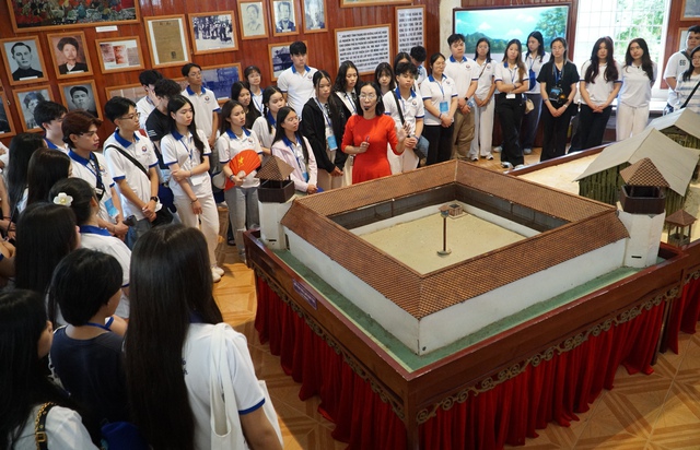 Kiều bào trẻ hạnh phúc khi về thăm quê hương - Ảnh 1.