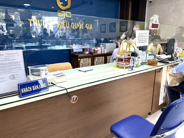 Người dân kéo nhau mua vàng khi giá cao kỷ lục - Ảnh 6.