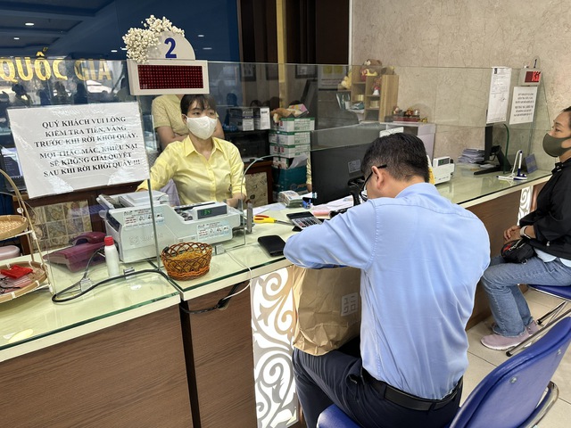 Công ty SJC tạm ngưng đăng ký mua vàng miếng trực tuyến- Ảnh 1. Công ty SJC tạm ngưng đăng ký mua vàng miếng trực tuyến- Ảnh 1.