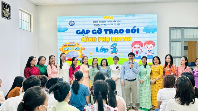 Buổi họp phụ huynh học sinh lớp 1 ấn tượng với thầy hiệu trưởng - Ảnh 2.