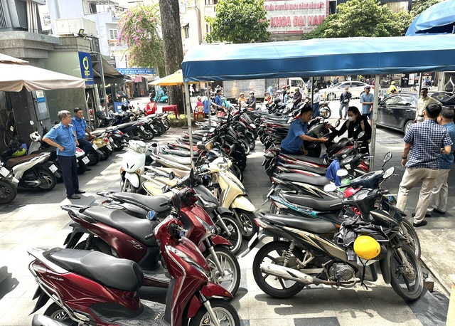 Người dân kéo nhau mua vàng khi giá cao kỷ lục - Ảnh 1.