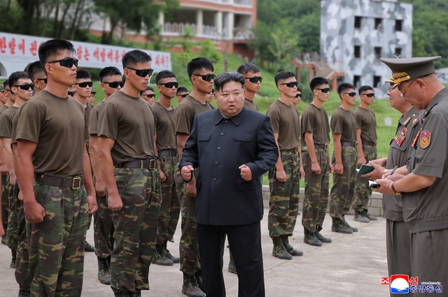 Thăm đặc nhiệm bắn tỉa, ông Kim Jong-un nhấn mạnh công tác chuẩn bị chiến tranh - Ảnh 1.