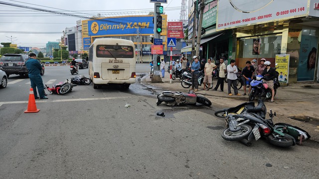 Nguyên nhân xe khách tông loạt xe máy, xe đạp điện dừng đèn đỏ tại Đồng Nai- Ảnh 2. Nguyên nhân xe khách tông loạt xe máy, xe đạp điện dừng đèn đỏ tại Đồng Nai- Ảnh 2.