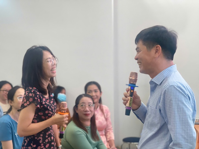 Buổi họp phụ huynh học sinh lớp 1 ấn tượng với thầy hiệu trưởng - Ảnh 4.