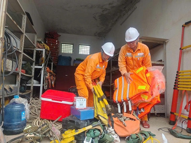 EVNNPC huy động 536 người khắc phục lưới điện sau b&atilde;o số 5 - Ảnh 4.