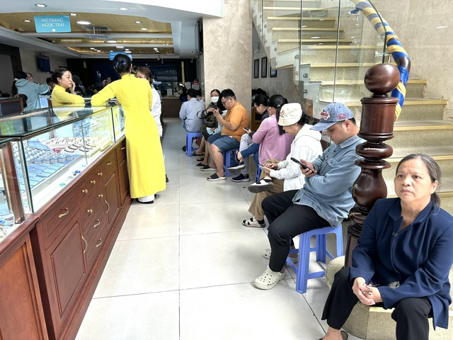 Người dân kéo nhau mua vàng khi giá cao kỷ lục - Ảnh 3.