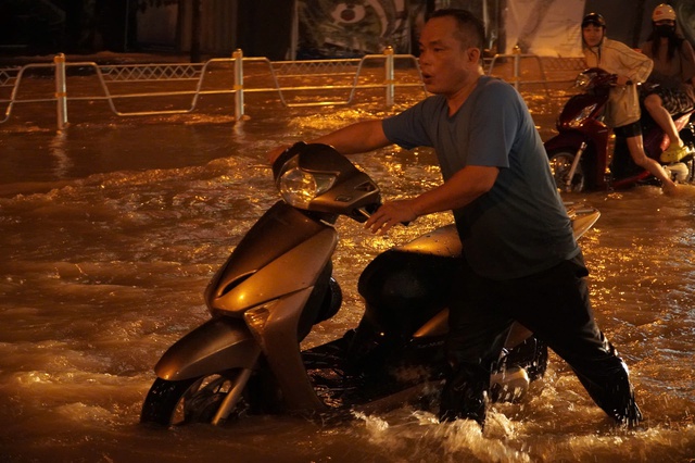 Hà Nội: Đường Võ Chí Công mênh mông nước sau 2 ngày, xe chết máy hàng loạt- Ảnh 9. Hà Nội: Đường Võ Chí Công mênh mông nước sau 2 ngày, xe chết máy hàng loạt- Ảnh 9.