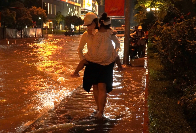 Hà Nội: Đường Võ Chí Công mênh mông nước sau 2 ngày, xe chết máy hàng loạt- Ảnh 10. Hà Nội: Đường Võ Chí Công mênh mông nước sau 2 ngày, xe chết máy hàng loạt- Ảnh 10.