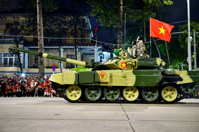 Người dân có thể xem sơ duyệt diễu binh dọc các tuyến phố trong lộ trình đoàn sẽ đi qua. ẢNH: ĐÌNH HUY Người dân có thể xem sơ duyệt diễu binh dọc các tuyến phố trong lộ trình đoàn sẽ đi qua. ẢNH: ĐÌNH HUY