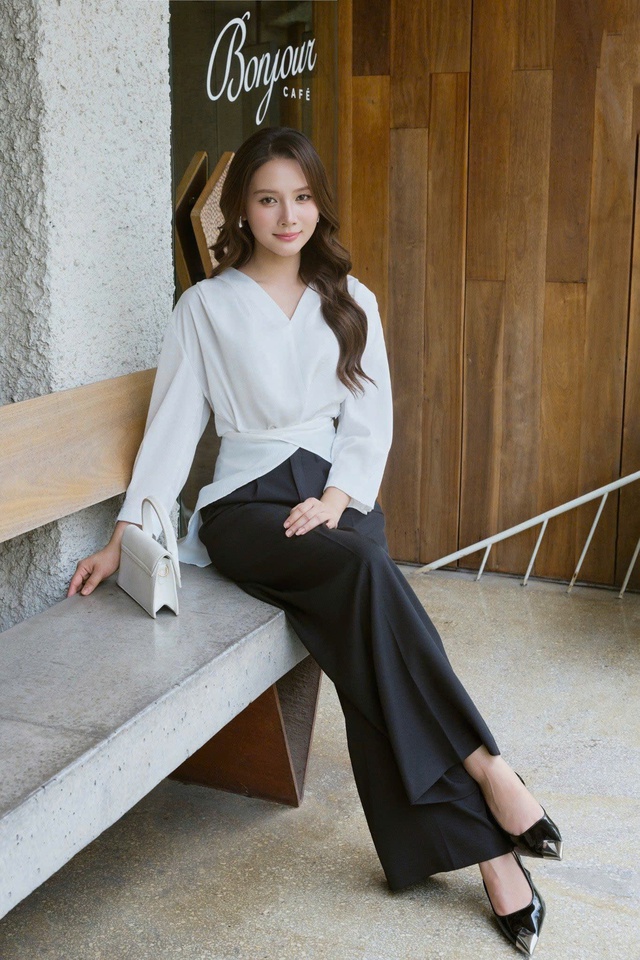 Chiếc áo sơ mi trắng tưởng chừng đơn giản nhưng lại có khả năng nâng tầm diện mạo nhờ thiết kế vạt chéo tinh tế, phom dáng chuẩn chỉnh và chất liệu mềm mại. Dễ dàng phối cùng quần âu đen để tạo nên set đồ thanh lịch, hiện đại