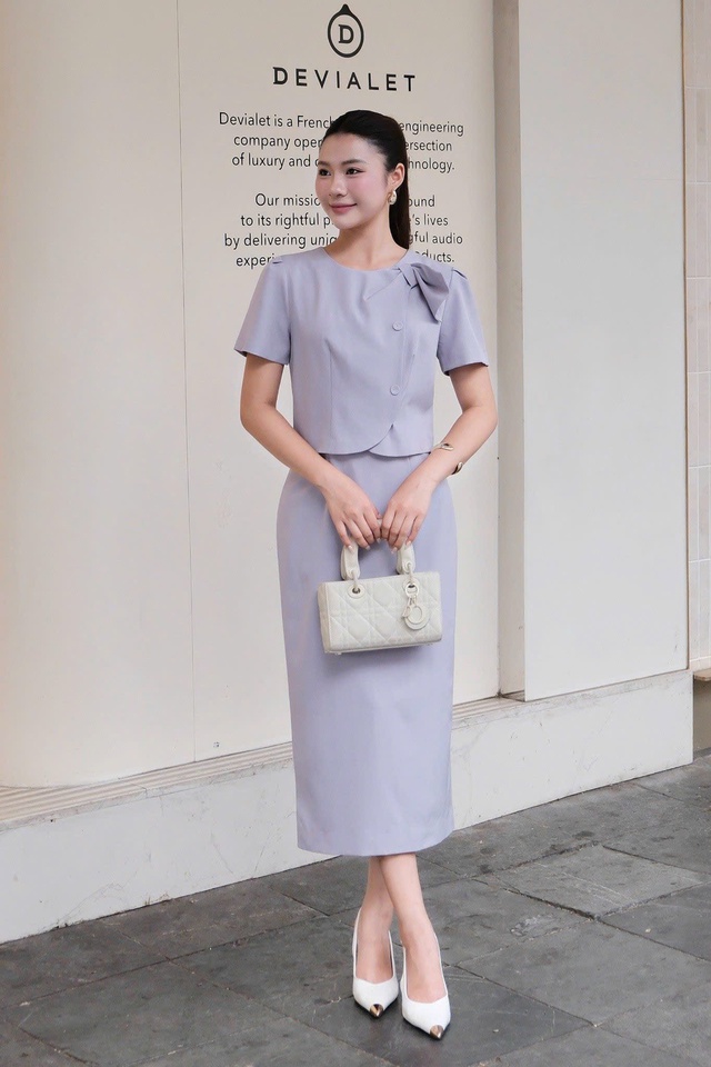 Màu tím lavender luôn gợi cảm giác dịu dàng và thanh thoát, đủ tinh tế để tôn lên vẻ thanh lịch của người mặc. Thiết kế chinh phục phái đẹp bằng chi tiết nơ vai khéo léo, hàng cúc nhỏ duyên dáng nơi cổ áo và phom dáng suông nhẹ