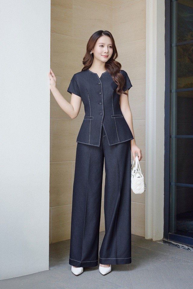 Tối giản nhưng không đơn điệu, set đồ tone sur tone này là lựa chọn hàng đầu cho những quý cô công sở hiện đại. Thiết kế ghi điểm với áo peplum chiết eo tôn dáng, kết hợp cùng quần ống suông đồng màu giúp tổng thể trở nên cuốn hút