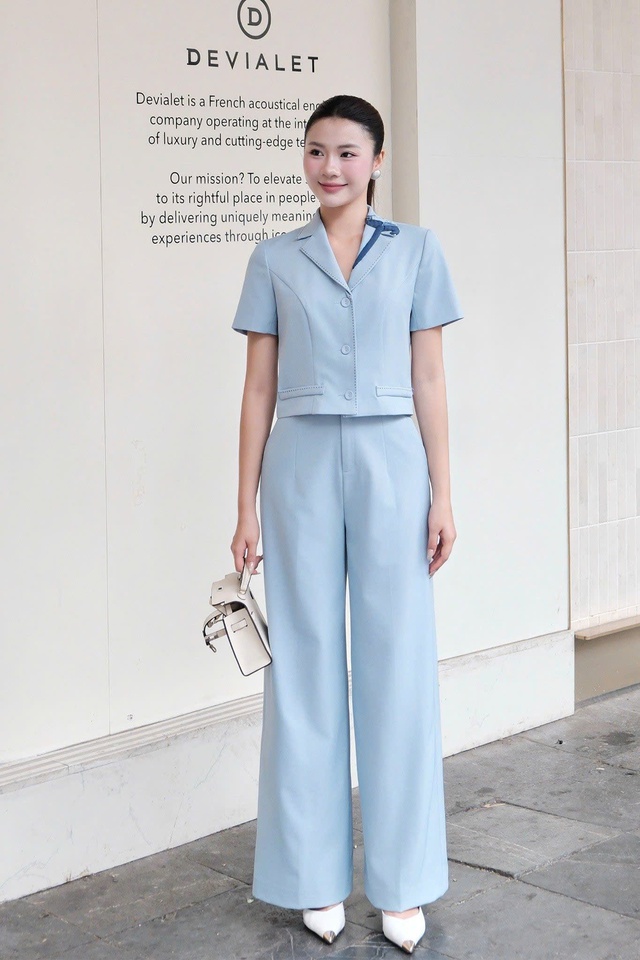 Sắc xanh dịu nhẹ cho ngày làm việc thêm phần thư thái mà vẫn giữ được nét thanh lịch, chuyên nghiệp của phong cách office chic. Thiết kế phối áo cổ ve và quần ống suông mang lại cảm giác vừa chỉn chu, vừa thoải mái, lý tưởng cho một ngày làm việc hiệu quả
