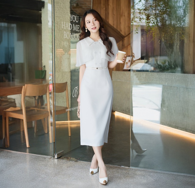 Thiết kế với phom chiết eo khéo léo, tay áo rũ nhẹ đầy nữ tính và thắt lưng đồng màu tạo nên tổng thể hài hòa, cuốn hút. Gam trắng trang nhã giúp bạn dễ dàng tỏa sáng theo cách riêng, dù ở công sở hay trong những buổi hẹn sau giờ làm