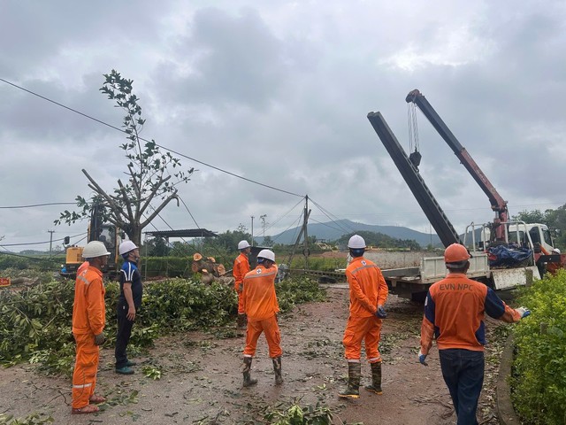 EVNNPC huy động 536 người khắc phục lưới điện sau b&atilde;o số 5 - Ảnh 1.