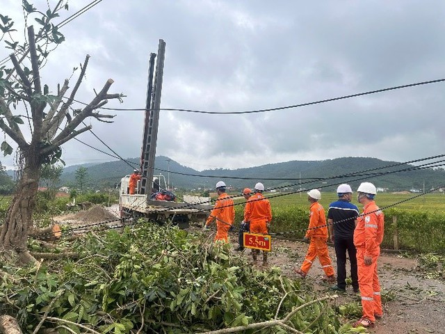 EVNNPC huy động 536 người khắc phục lưới điện sau b&atilde;o số 5 - Ảnh 2.