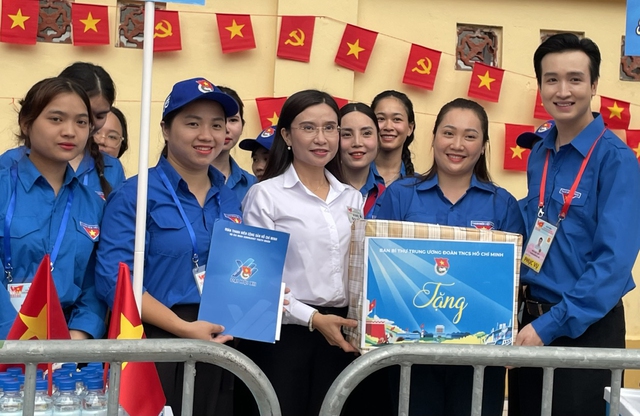Bí thư T.Ư Đoàn Nguyễn Phạm Duy Trang thăm các tình nguyện viên phục vụ A80- Ảnh 1. Bí thư T.Ư Đoàn Nguyễn Phạm Duy Trang thăm các tình nguyện viên phục vụ A80- Ảnh 1.
