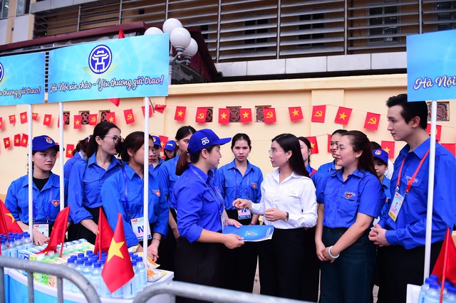 Bí thư T.Ư Đoàn Nguyễn Phạm Duy Trang thăm các tình nguyện viên phục vụ A80- Ảnh 2. Bí thư T.Ư Đoàn Nguyễn Phạm Duy Trang thăm các tình nguyện viên phục vụ A80- Ảnh 2.