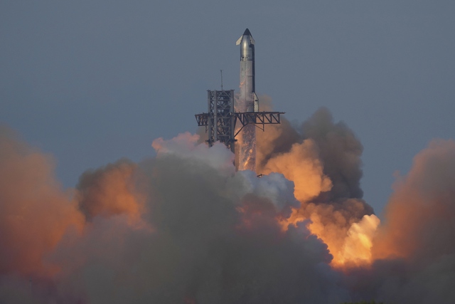 SpaceX hoàn tất vụ phóng thử Starship lần thứ 10 với thành công lớn - Ảnh 1.