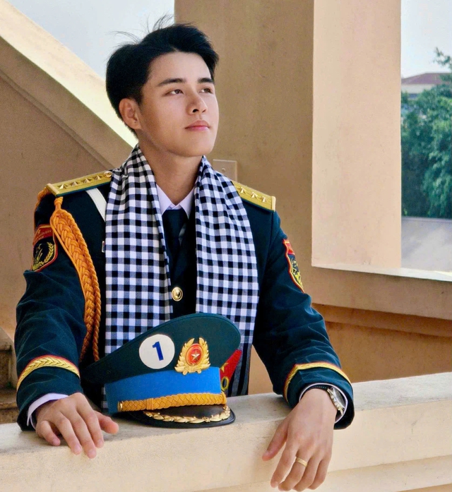 Danh tính nam quân nhân điển trai được nhận xét có nét giống Noo Phước Thịnh - Ảnh 4.