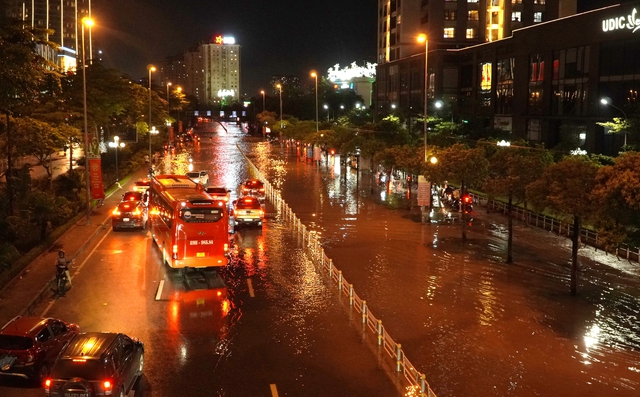 Hà Nội: Đường Võ Chí Công mênh mông nước sau 2 ngày, xe chết máy hàng loạt- Ảnh 1. Hà Nội: Đường Võ Chí Công mênh mông nước sau 2 ngày, xe chết máy hàng loạt- Ảnh 1.