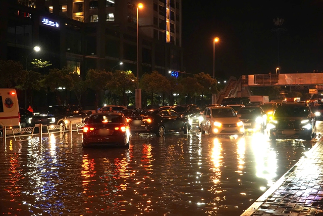 Hà Nội: Đường Võ Chí Công mênh mông nước sau 2 ngày, xe chết máy hàng loạt- Ảnh 2. Hà Nội: Đường Võ Chí Công mênh mông nước sau 2 ngày, xe chết máy hàng loạt- Ảnh 2.