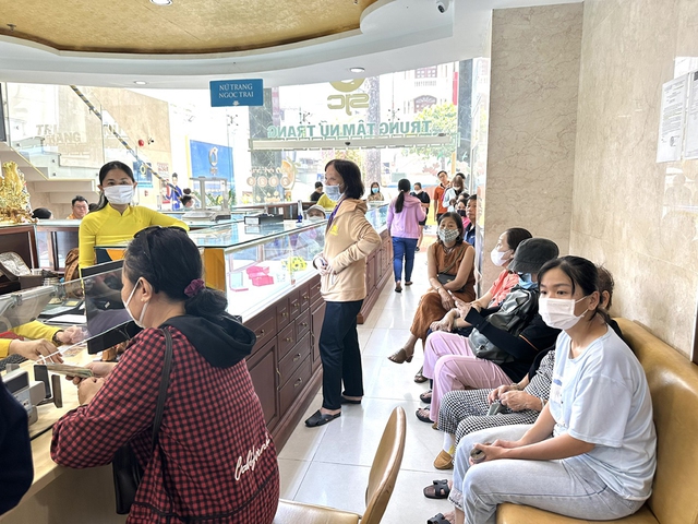 Vàng tăng kỷ lục sau khi xóa bỏ độc quyền- Ảnh 1. Vàng tăng kỷ lục sau khi xóa bỏ độc quyền- Ảnh 1.
