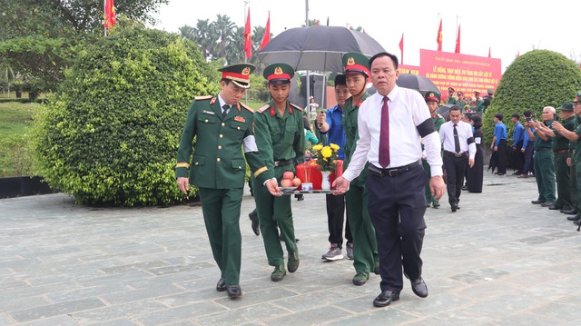Truy điệu, an táng 30 hài cốt liệt sĩ tìm thấy ở sân bay Lộc Ninh- Ảnh 3. Truy điệu, an táng 30 hài cốt liệt sĩ tìm thấy ở sân bay Lộc Ninh- Ảnh 3.