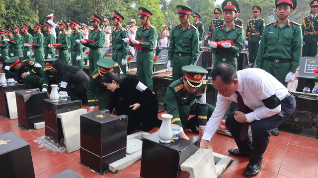 Truy điệu, an táng 30 hài cốt liệt sĩ tìm thấy ở sân bay Lộc Ninh- Ảnh 4. Truy điệu, an táng 30 hài cốt liệt sĩ tìm thấy ở sân bay Lộc Ninh- Ảnh 4.