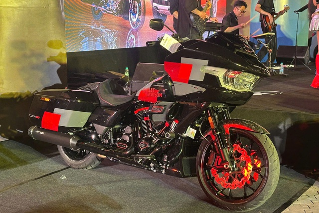 Mô tô Harley-Davidson CVO Road Glide ST giá gần 2,42 tỉ, đắt gấp đôi Honda Gold Wing - Ảnh 2.