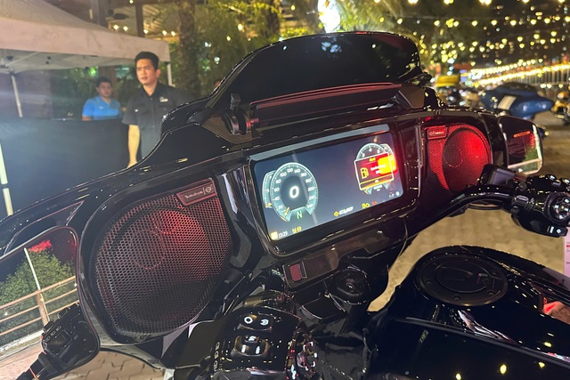 Mô tô Harley-Davidson CVO Road Glide ST giá gần 2,42 tỉ, đắt gấp đôi Honda Gold Wing - Ảnh 3.