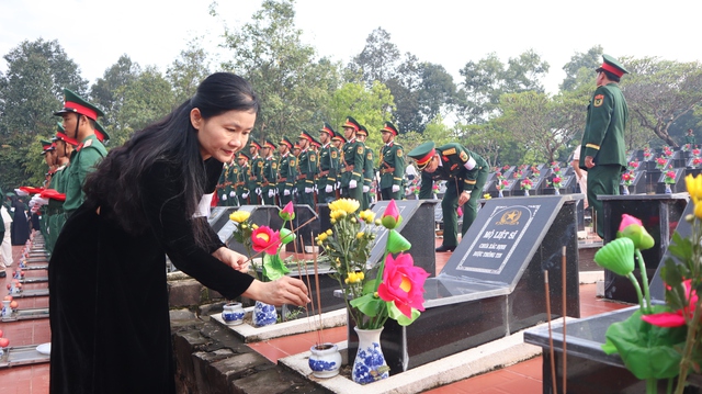 Truy điệu, an táng 30 hài cốt liệt sĩ tìm thấy ở sân bay Lộc Ninh- Ảnh 6. Truy điệu, an táng 30 hài cốt liệt sĩ tìm thấy ở sân bay Lộc Ninh- Ảnh 6.