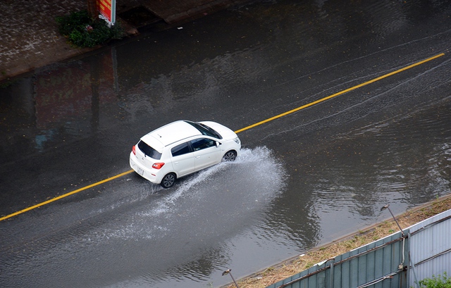Lái ô tô dưới mưa bão: Rủi ro khi chạy qua đường ngập nước - Ảnh 1.