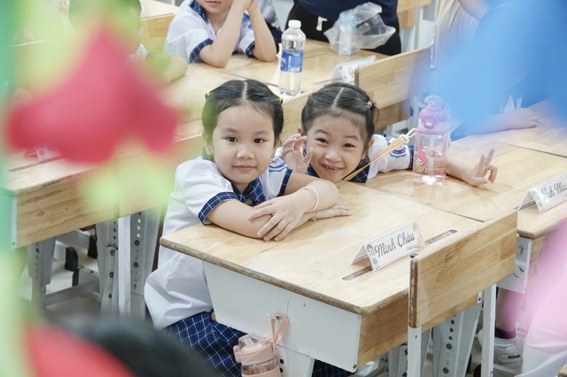 Buổi họp phụ huynh học sinh lớp 1 ấn tượng với thầy hiệu trưởng - Ảnh 9.