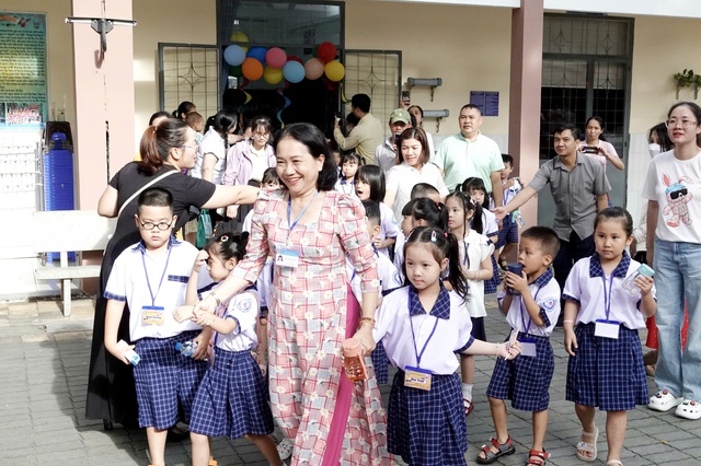 Buổi họp phụ huynh học sinh lớp 1 ấn tượng với thầy hiệu trưởng - Ảnh 8.