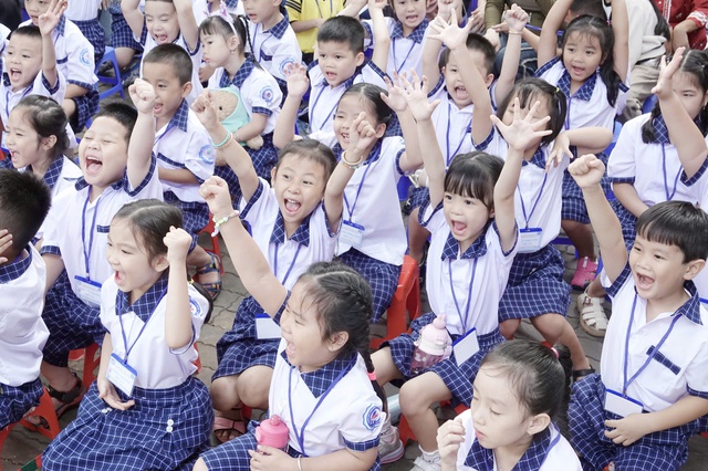 Buổi họp phụ huynh học sinh lớp 1 ấn tượng với thầy hiệu trưởng - Ảnh 1.