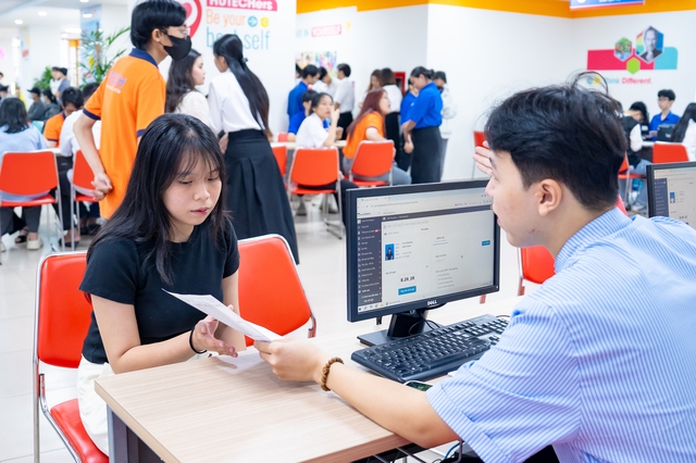 Trường đại học rộn ràng đón tân sinh viên nhập học - Ảnh 2.